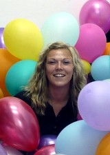 Fanny lacht inmitten
vieler bunter Luftballons.