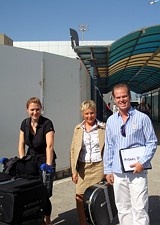 Daniela, Karin Meier und
Patrick kommen mit Gepäck aus dem Flughafen.