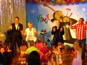 Patrick, Karin Meier,
Zauberer Phantaro und Eddi Edler klatschen auf der Bühne, vor ihnen die
Kinder.