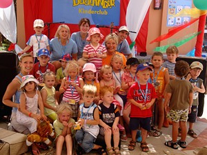 Karin Meier inmitten der
Kinder und Baddis.