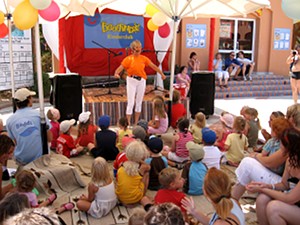 Karin singt vor vielen
Kindern.