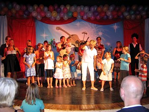 Große Abendunterhaltung:
Karin Meier mit den Kindern, einigen Eltern und TUI-Mitarbeitern auf der
Bühne.