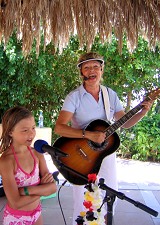 Karin Meier spielt Gitarre
und singt mit einem Mädchen.