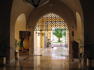 Im Inneren: Die Türen
befinden sich unter orientalischen Torbögen.