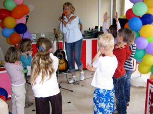 Karin tanzt und singt mit den Kindern.
