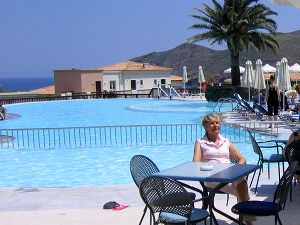 Karin ruht sich an einem Tisch vor dem Hotel-Pool aus.